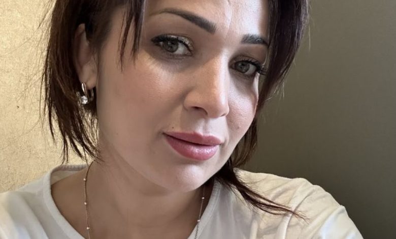 أنا رنا، بنت من بيروت، عمري ٣٧ سنة، بعدني عازبة، بشتغل بمحل أزياء بدي أتعرف عن شريك الحياة