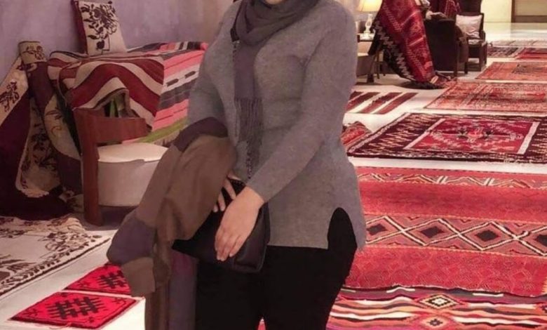 اسمي أمل عمانية من نزوى، عمري ٤٢ سنة، عازبة أعمل كأخصائية تغذية في أحد المراكز الصحية أبحث عن شريك الحياة