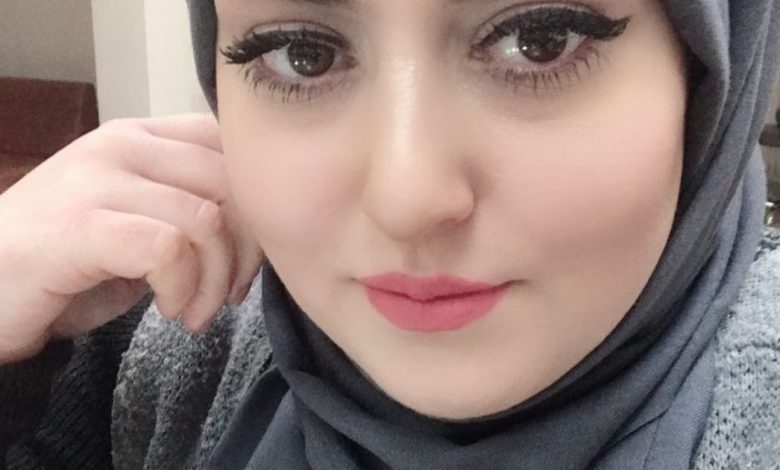 أنا جمانة، سورية من اللاذقية، بنت بحر وريحة ياسمين.. عمري 36 سنة، عازبة وبشتغل بائعة كتب بسوق الصاغة بدي أتعرف عن شريك الحياة