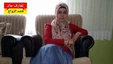 أنا سندس أردنية من الزرقاء، عمري ٣٨ سنة ولسّاتني عازبة. بشتغل في محل بيع مواد طبية عم دور عن شريك الحياة