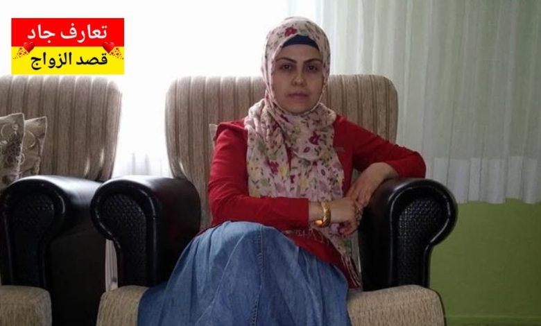 أنا سندس أردنية من الزرقاء، عمري ٣٨ سنة ولسّاتني عازبة. بشتغل في محل بيع مواد طبية عم دور عن شريك الحياة