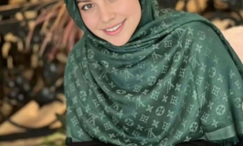 أنا اسمي سُهى، بنت سورية من حلب، عمري 36 سنة، بشتغل موظفة بالبريد أبحث عن شريك حياة للزواج الشرعي والاستقرار الجاد