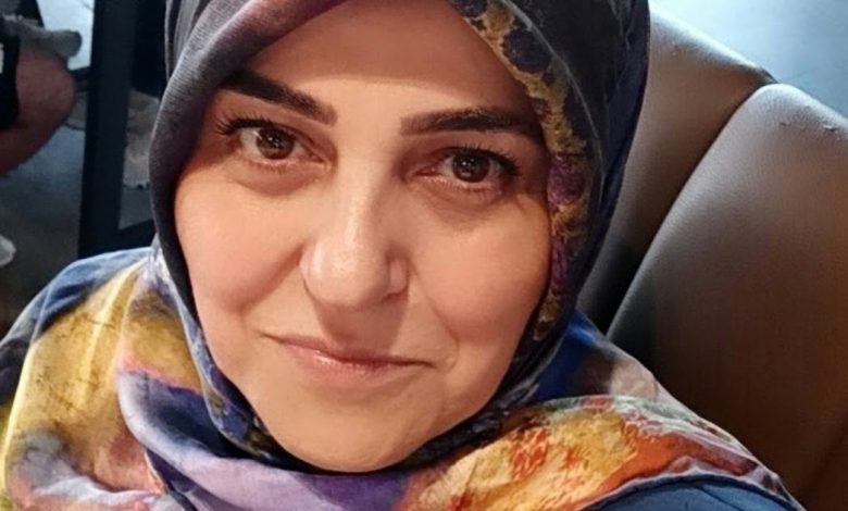 اسمي سامية عمري 54 سنة نعيش في تركيا أبحث عن شريك الحياة