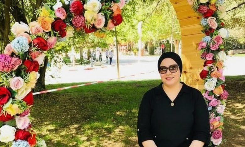 أنا نورا مصرية من البحيرة، عندي 45 سنة، أرملة بدور عن شريك الحياة للزواج الحلال